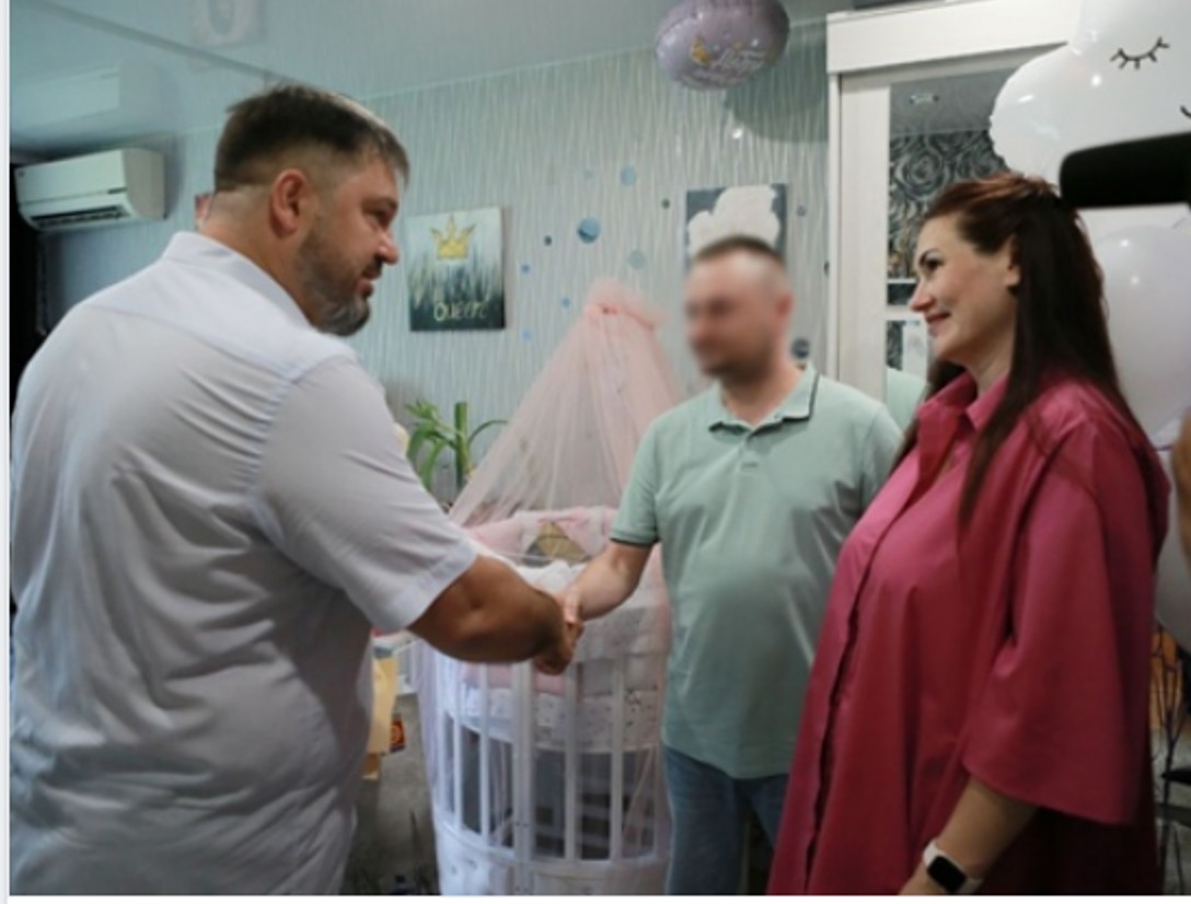 Боец СВО из Нижегородской области приехал домой в отпуск, чтобы встретиться с новорождённой дочерью.