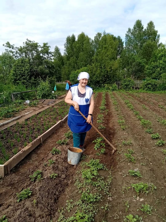 Прополка грядок у обслуживаемых.