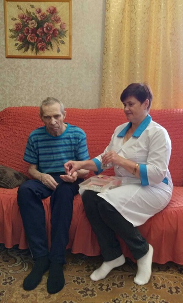 Измерение давления и контроль за приемом лекарств.