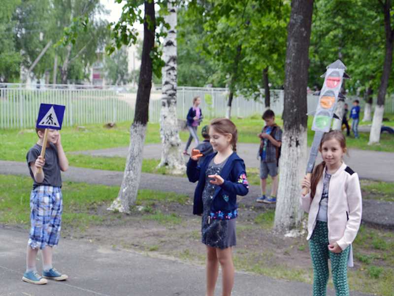 Посетителям детского оздоровительного лагеря напомнили правила дорожного движения